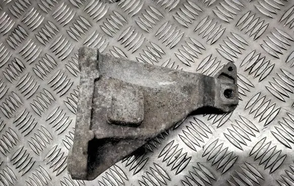 BMW 1 E81 E87 Engine mounting bracket 6781916