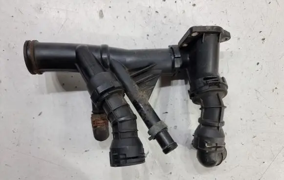 Volkswagen Golf VII Engine coolant pipe/hose 04L121026F 04L121111