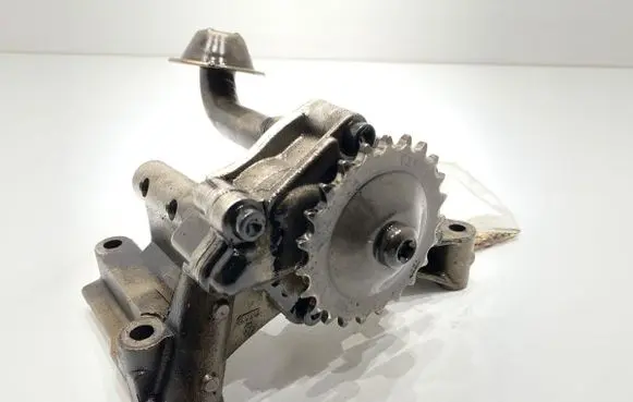Volkswagen Golf V Oil pump 038115105C