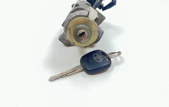 Toyota Avensis T250 Ignition lock 450200504 N05015178