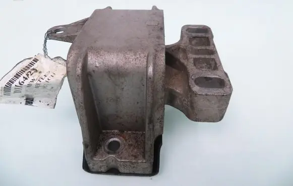 Engine mount vacuum valve