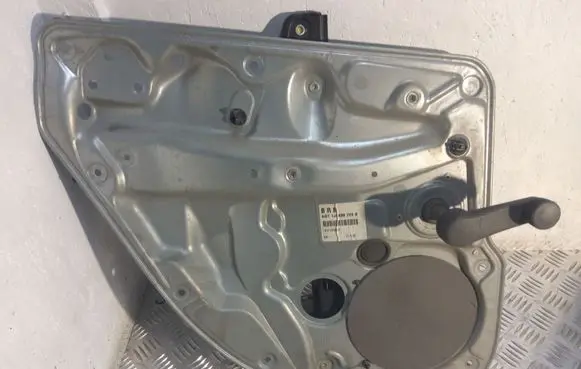 Rear door manual window regulator