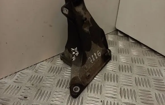 Volkswagen PASSAT B5.5 Engine mounting bracket 8D0199308AG