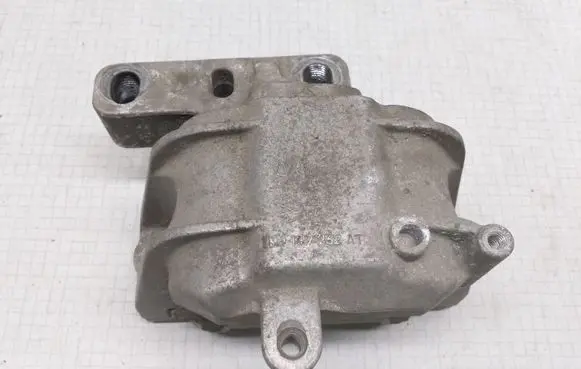 Volkswagen Golf V Engine mount bracket 1K0199262