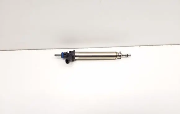 Mercedes-Benz C W205 Fuel injector A2560700187