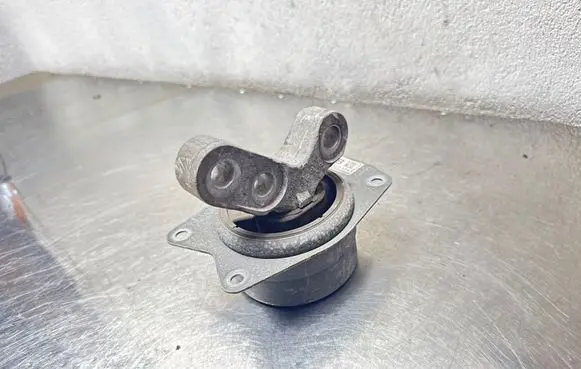 Opel Insignia A Engine mount bracket 13322171