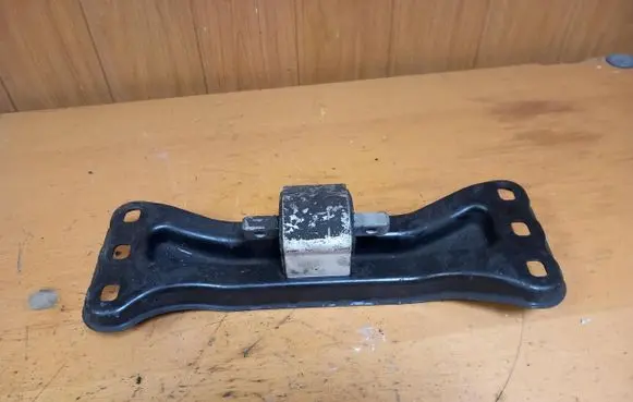 Mercedes-Benz C W204 Gearbox mount A2042421001