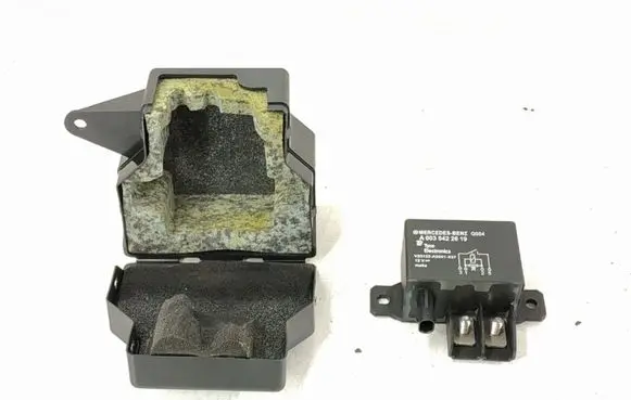 Mercedes-Benz C W204 Battery control module A0035422619 0035422619