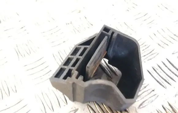 BMW 1 E81 E87 Radiator mount bracket 7526443