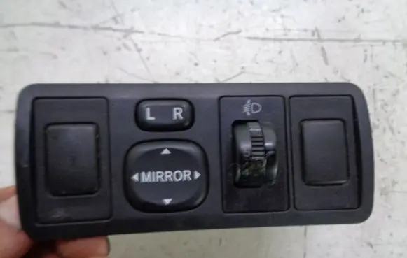 Toyota Avensis Verso Wing mirror switch 