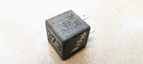 Volkswagen PASSAT B5.5 Other relay 8D0951253A