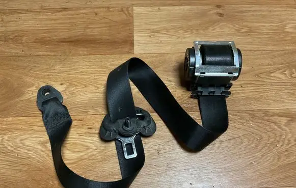 BMW 5 E60 E61 Front seatbelt 601629800D 090731
