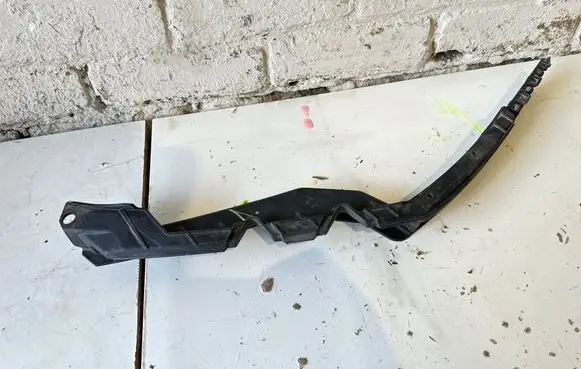 Skoda Octavia Mk2 (1Z) Front bumper mounting bracket 1z0807183a