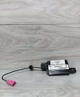 Chrysler Pacifica Antenna control unit P68186558AA 18122 63574