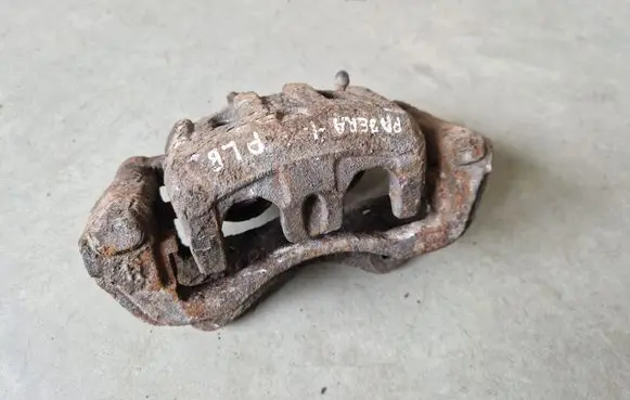Mitsubishi Pajero Sport I Front brake caliper