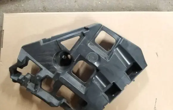 Rear bumper mounting bracket