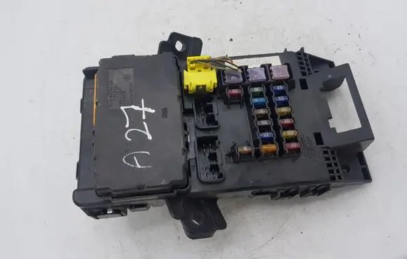 Toyota Avensis T220 Fuse module 8273005010 113447041900
