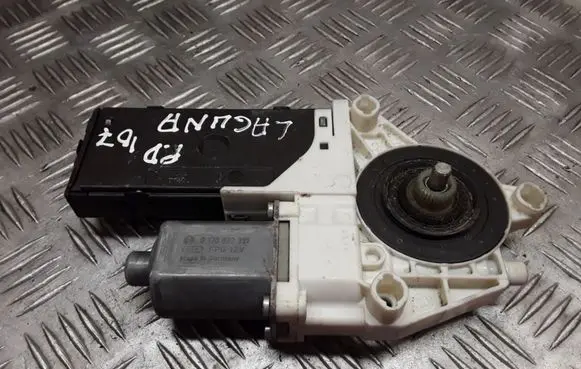 Renault Laguna III Front door window regulator motor 0130822331 978408100 807300003R