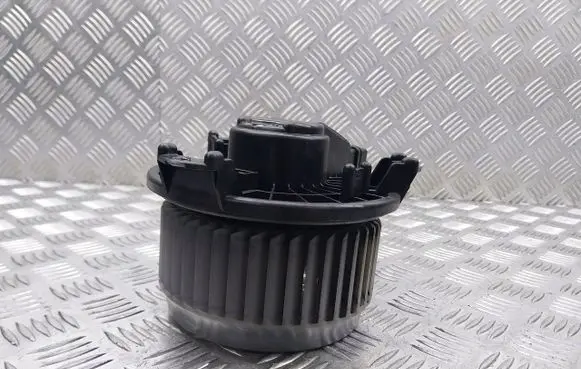 Toyota Yaris Front door blower motor AV272700-0311