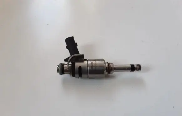 Hyundai Tucson TL Fuel injector 353102B360