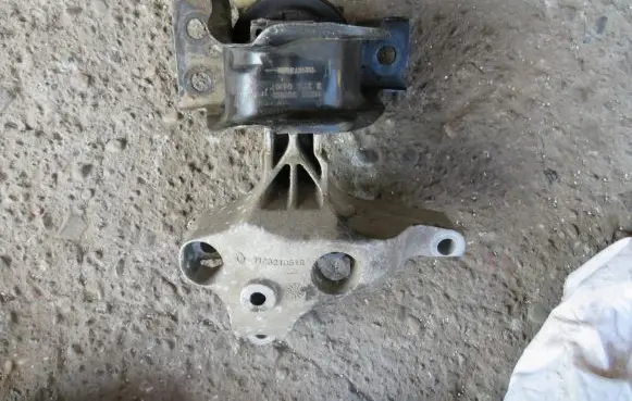 Dacia Duster II Engine mounting bracket 112321051R
