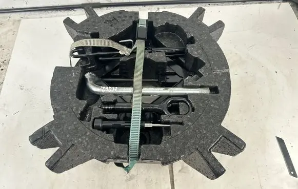 BMW 3 E90 E91 Tool set 5E0012115B