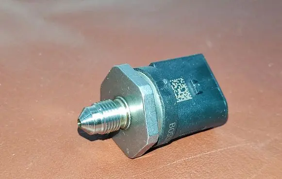 BMW X3 F25 Fuel pressure sensor 7620946 13537620946