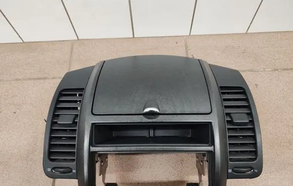 Nissan Note (E11) Dash center air vent grill 682609U000