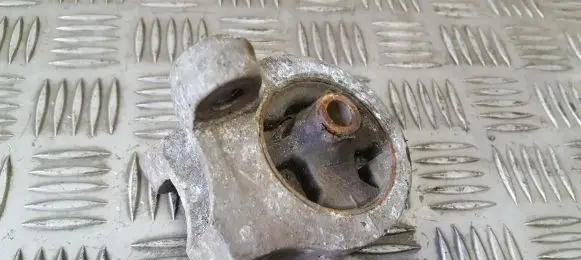 Engine mount bracket