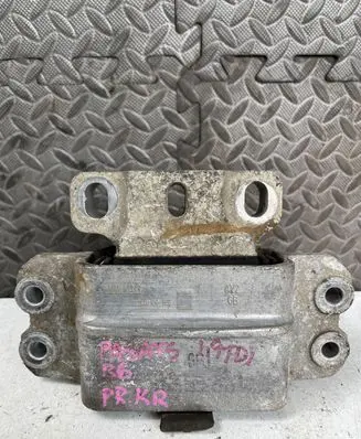 Volkswagen PASSAT B6 Engine mount bracket 3C0199555P