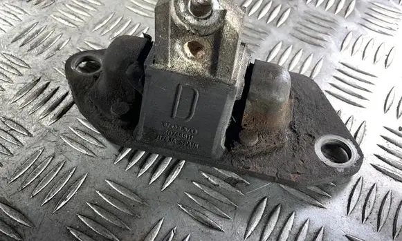 Volvo XC90 Engine mount bracket 30748811