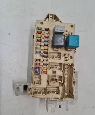 Toyota Corolla Verso AR10 Fuse module 892210F010 1051867683 07013011462901