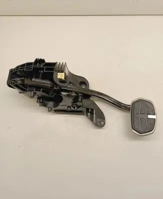 BMW 1 F40 Brake pedal 6860677 14127115