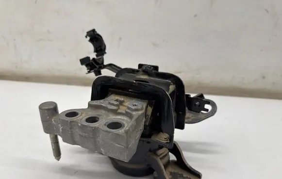 Engine mount bracket
