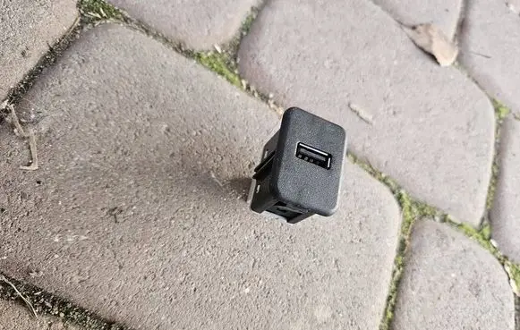 Opel Corsa E USB socket connector 20928734