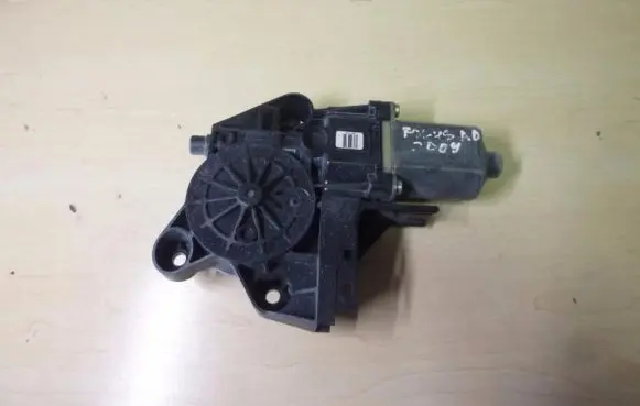 Ford Focus Front door window regulator motor 4M5T14553 Z377