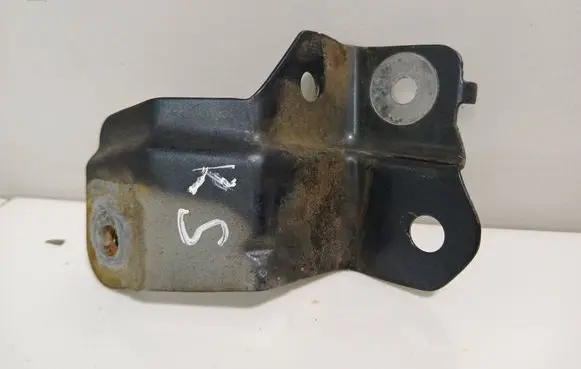 Honda CR-V Fender mounting bracket
