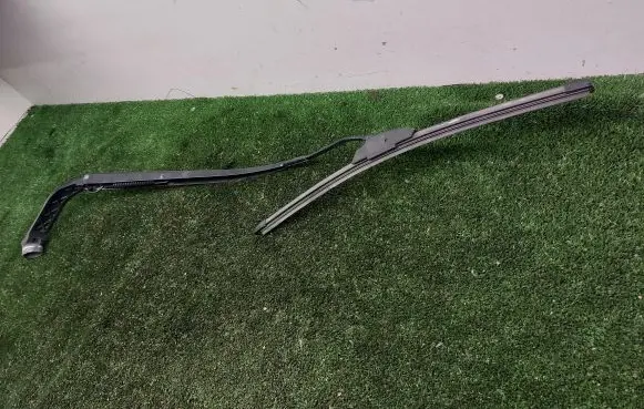Mitsubishi Outlander Front wiper blade arm 8250