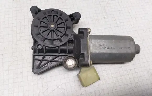 Mercedes-Benz E W210 Front door window regulator motor 0130821708