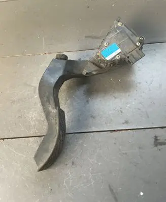 Accelerator throttle pedal