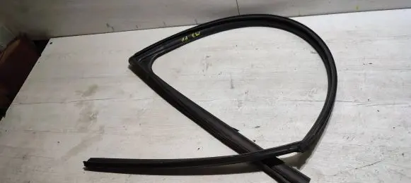 Mazda 3 III Rubber seal front door window/glass 1612081353