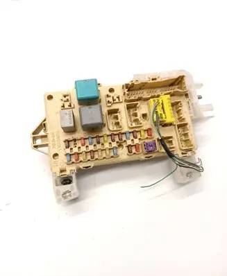 Toyota Corolla Verso AR10 Fuse module 892210F010 89221-0F010