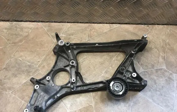 Mercedes-Benz E W212 Generator/alternator bracket A6512011909