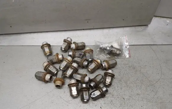 Toyota Avensis T250 Nuts/bolts 
