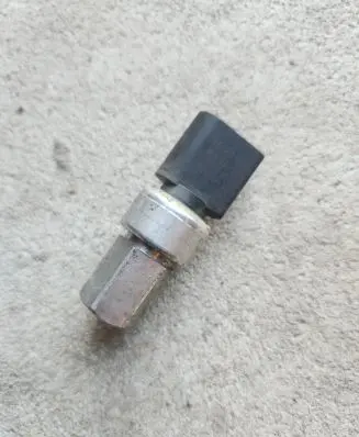 Volkswagen PASSAT B6 Air conditioning (A/C) pressure sensor 1K0959126A
