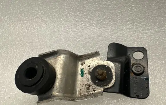 Audi A8 S8 D3 4E Engine mounting bracket 4E0133171A