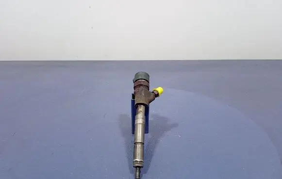Toyota Yaris Fuel injector 236700N030