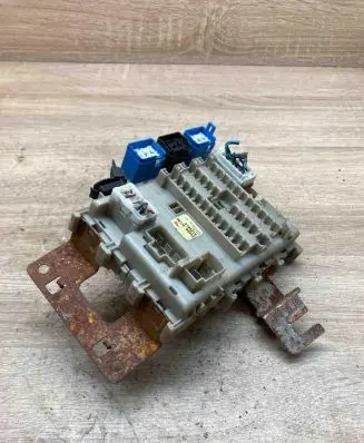 Nissan Almera Tino Fuse module 243504U100 0124012