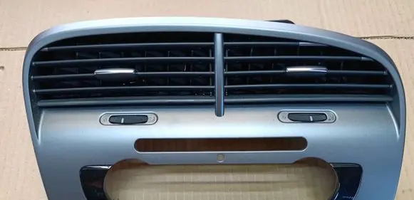 Seat Altea XL Dash center air vent grill