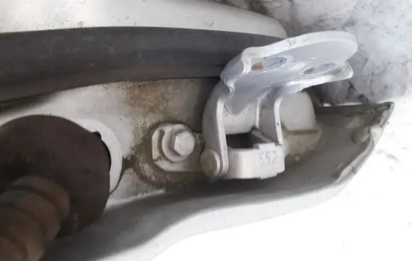 Mitsubishi Carisma Rear door lower hinge